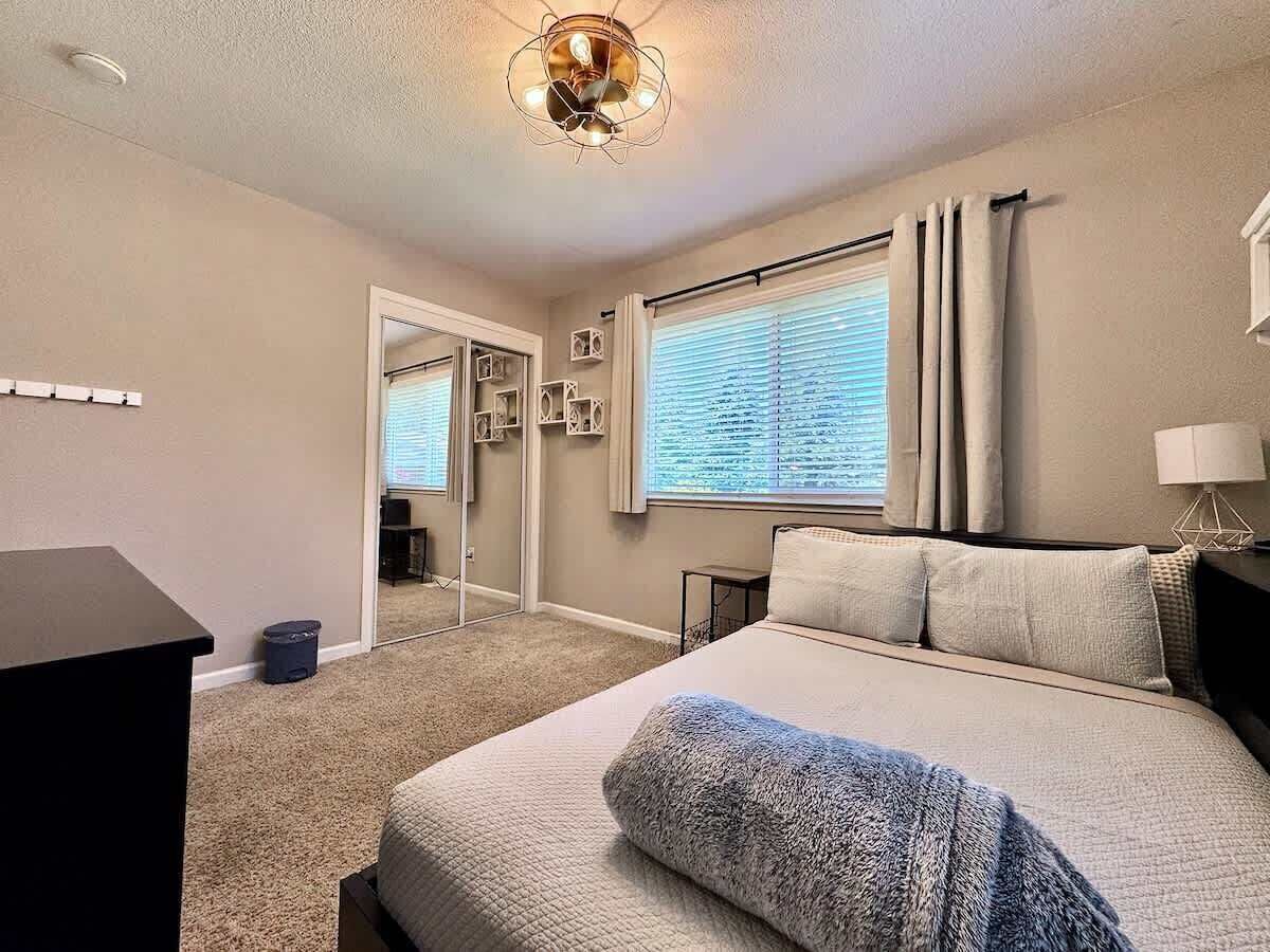 Tabla de planchar con plancha, wifi y ropa de cama 