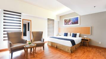 Escritorio, wifi gratis y ropa de cama