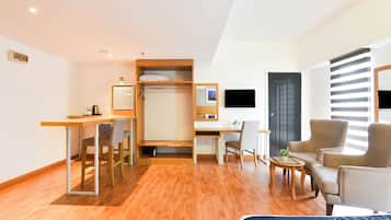 Escritorio, wifi gratis y ropa de cama