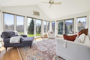 TV, fireplace - Cozy 2-BR Cottage on a Private Estate in Dorset (Dorset)