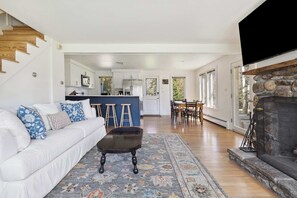 TV, fireplace - Cozy 2-BR Cottage on a Private Estate in Dorset (Dorset)