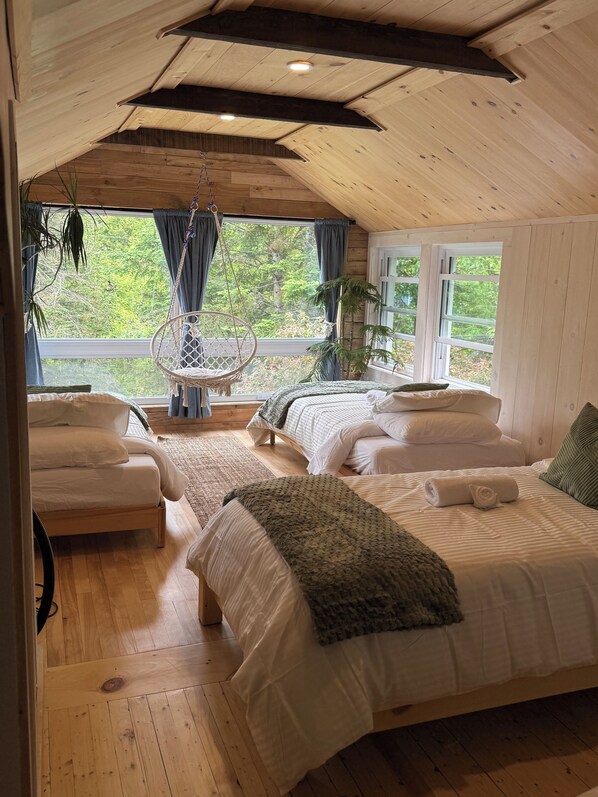 3 bedrooms, iron/ironing board, WiFi, bed sheets