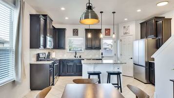 Een koelkast, een microgolfoven, een oven, een kookplaat