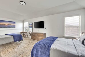 Schreibtisch, Bügeleisen/Bügelbrett, Reisekinderbett, WLAN