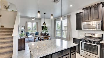 Een koelkast, een microgolfoven, een oven, een kookplaat