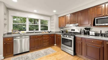 KĂŒhlschrank, Mikrowelle, Ofen, Herdplatte