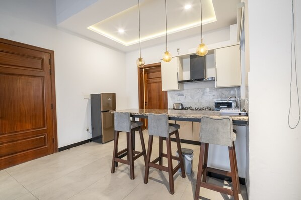 Suite Basic | Cucina privata | Mini-frigorifero, microonde