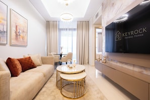 Deluxe Apartment, Balcony, City View | Ruang tamu | 50 cm sebuah televisyen pintar dengan kabel