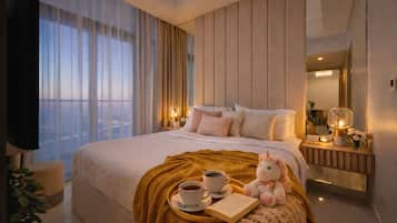 Deluxe appartement, balkon, uitzicht op stad | Donzen dekbedden, bedden met traagschuimmatras, een kluis op de kamer