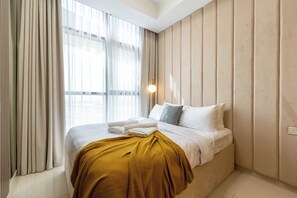 Appartement Deluxe, balcon, vue sur la ville | Couette en duvet, lit avec matelas en mousse à mémoire, coffre-fort