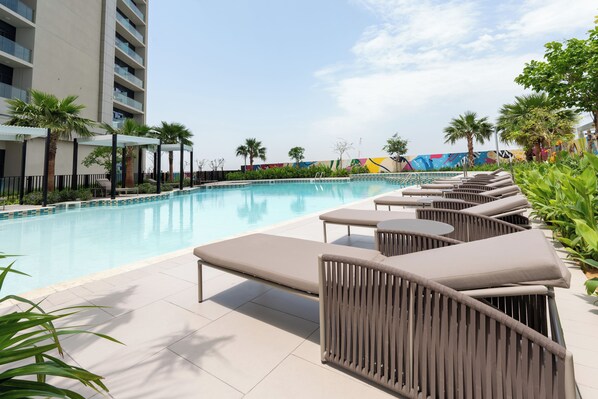 Outdoor pool - Keyrock Living - Stylish Dubai Stay (Dubai)