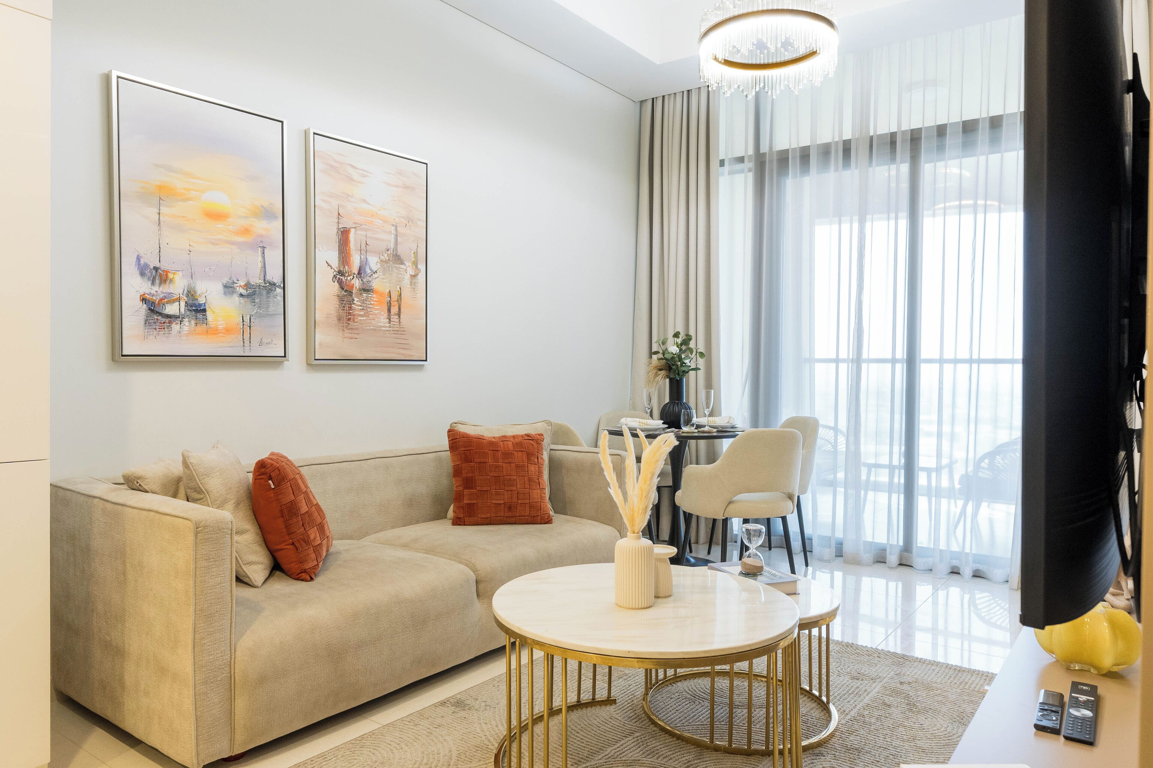 Deluxe-huoneisto, parveke, kaupunkinäköala | Oleskelualue | 50–senttinen äly-TV, jossa kaapelikanavat