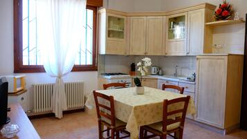 Frigorifero, microonde, forno, piano cottura