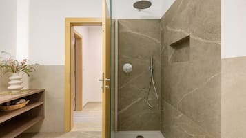 Douche, sèche-cheveux, serviettes fournies