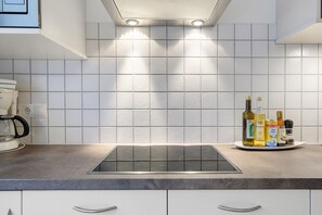 Een koelkast, een magnetron, een kookplaat, een vaatwasser