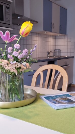 Kjøleskap, mikrobølgeovn, kokeplater og oppvaskmaskin