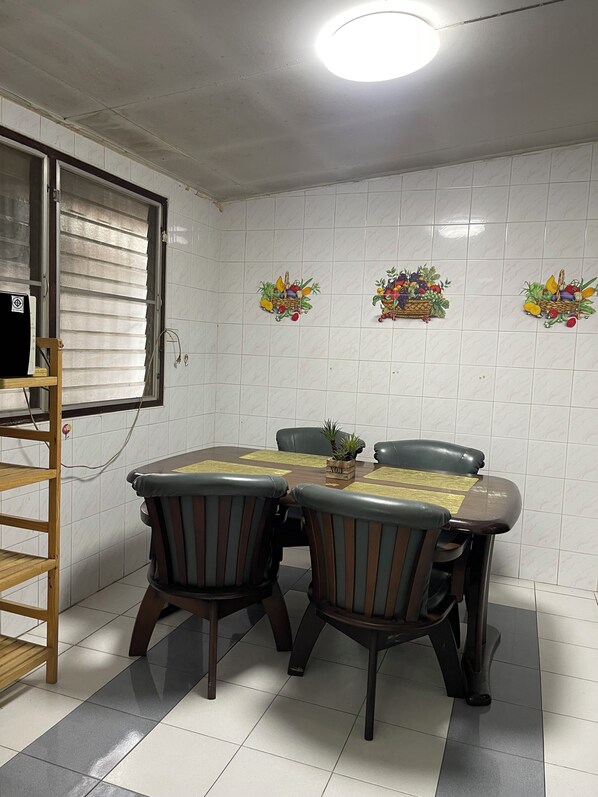 Three-Bedroom House | Dapur pribadi | Dapur terbuka