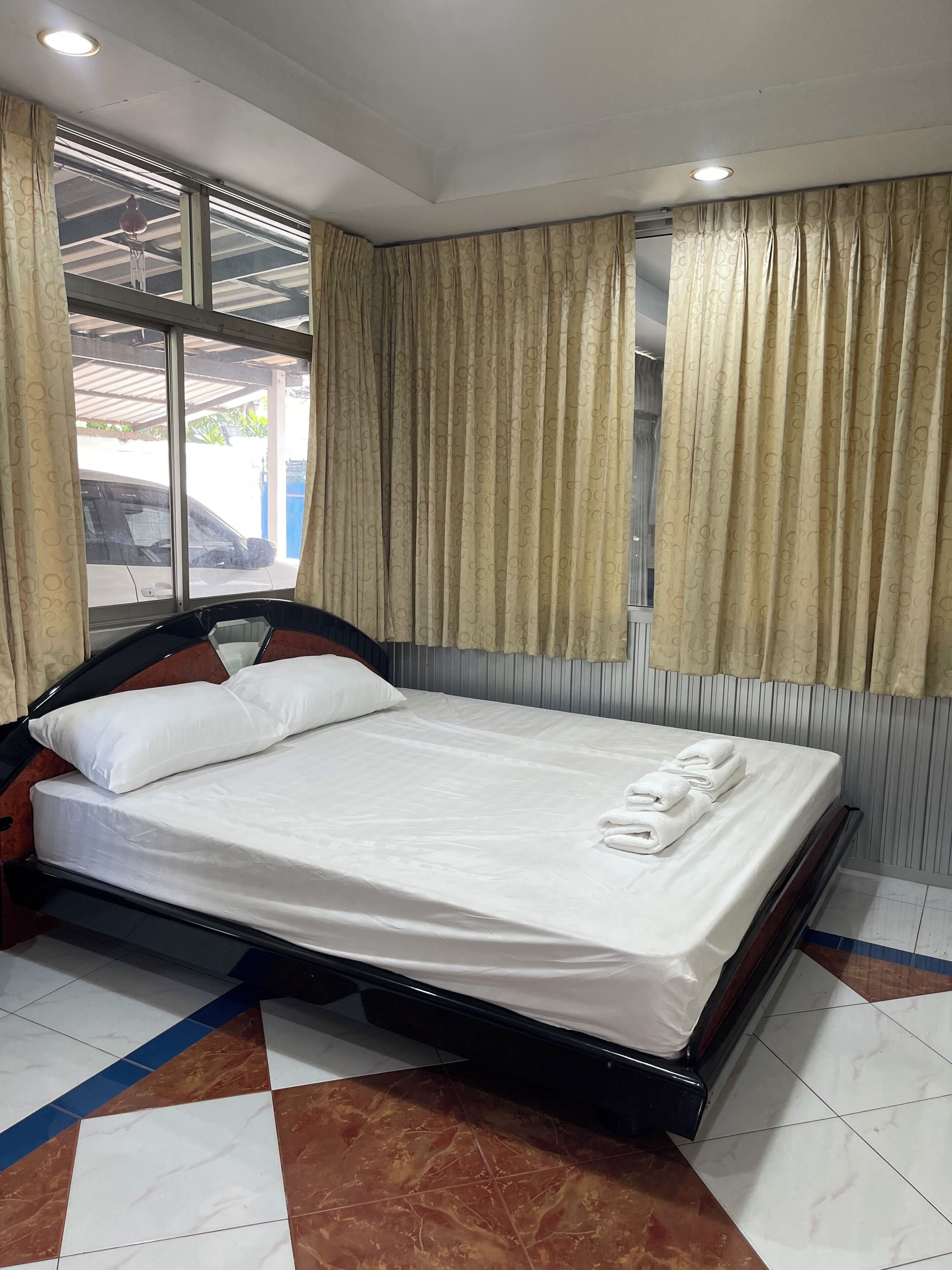 Free WiFi, bed sheets