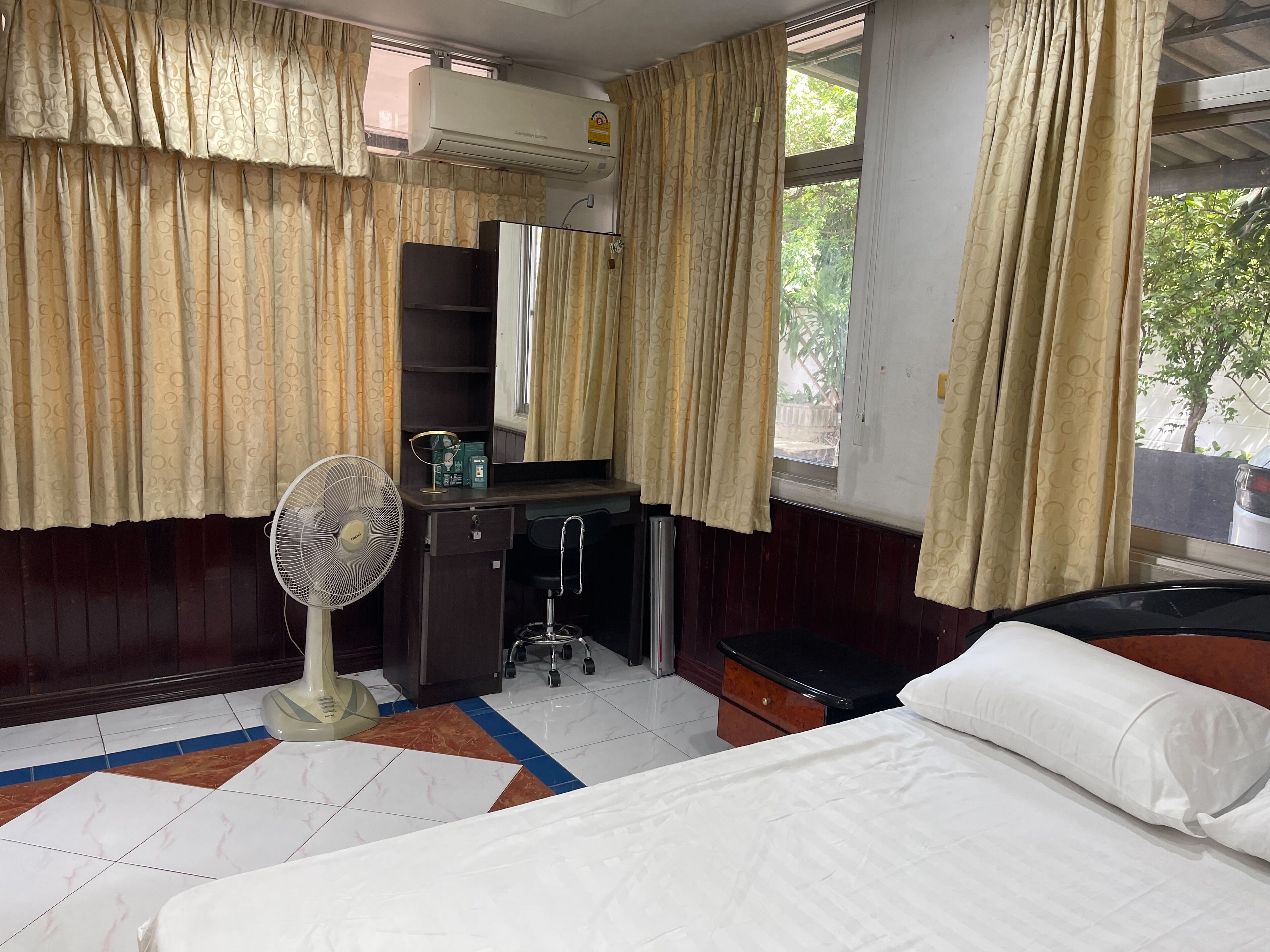 Free WiFi, bed sheets