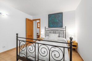 3 chambres, fer et planche à repasser, Wi-Fi, draps fournis
