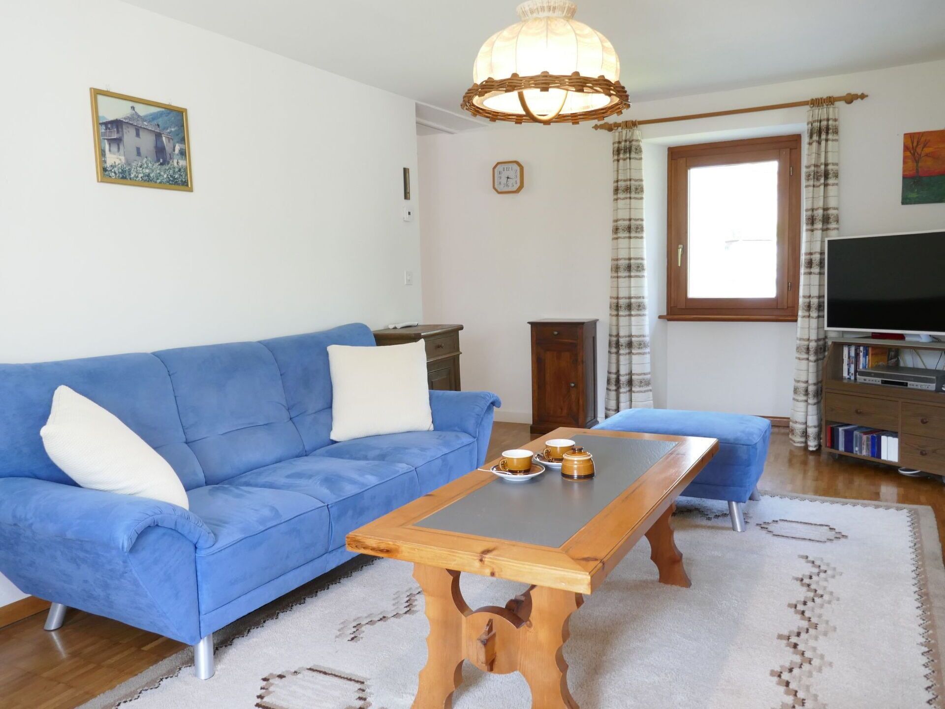 Möbel, Interior Design, Flooring, Couch, Holz, Tabelle, Zimmer, Fussboden, Wohnzimmer, Beleuchtung