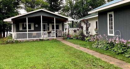 All season Lakefront cottage!