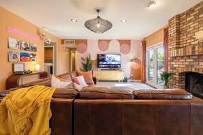 Televisión, chimenea, libros y oficina 