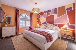 4 habitaciones, escritorio y tabla de planchar con plancha 