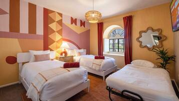 4 habitaciones, escritorio y tabla de planchar con plancha