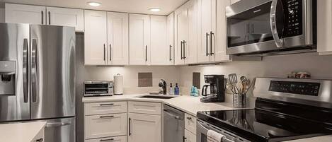 Frigorífico, microondas, horno y placa de cocina