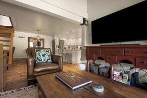 TV, lareira, escritórios