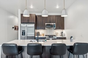 Réfrigérateur, four à micro-ondes, un four, surface de cuisson