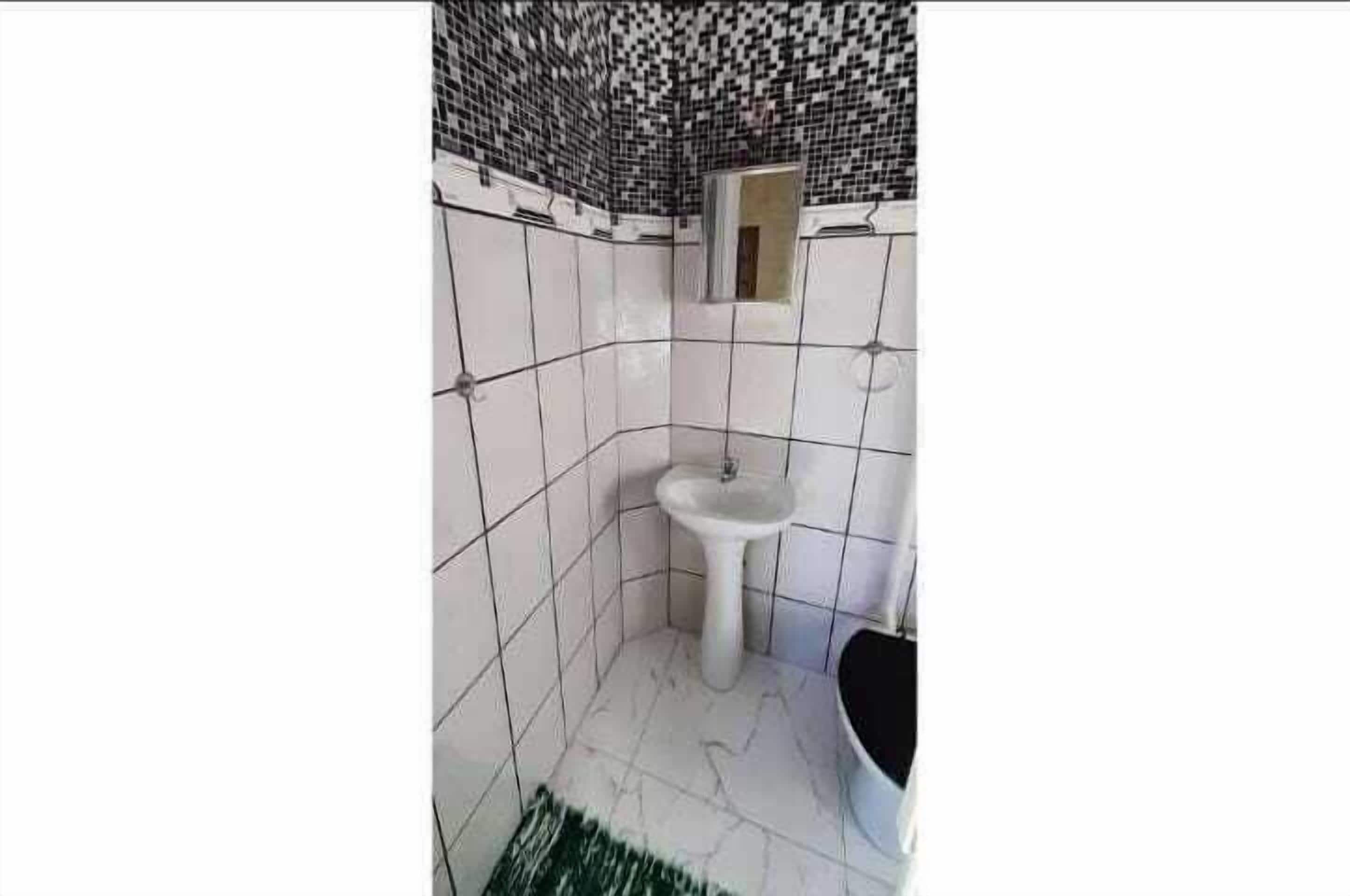 Douche, serviettes fournies, savon, papier toilette