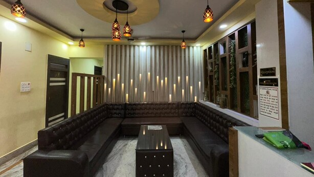 A reception area with a sofa, a coffee table, and pendant lighting. - HOTEL ROXY DLX (Gaya)