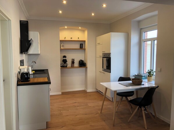 Kjøleskap, ovn, kokeplater og oppvaskmaskin