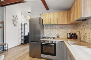 Petru Maior Apartment #4 | 私人厨房 | 大冰箱、茶具/咖啡用具、厨具/餐具、餐桌