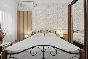 Petru Maior Apartment #5 | Egyptian cotton sheets, premium bedding, free cribs/infant beds - Petru Maior Apartments (Bucharest)