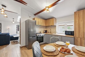 Petru Maior Apartment #4 | Dineren in de kamer