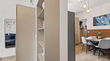 Un comedor moderno con una mesa de madera, sillas y una lámpara colgante.