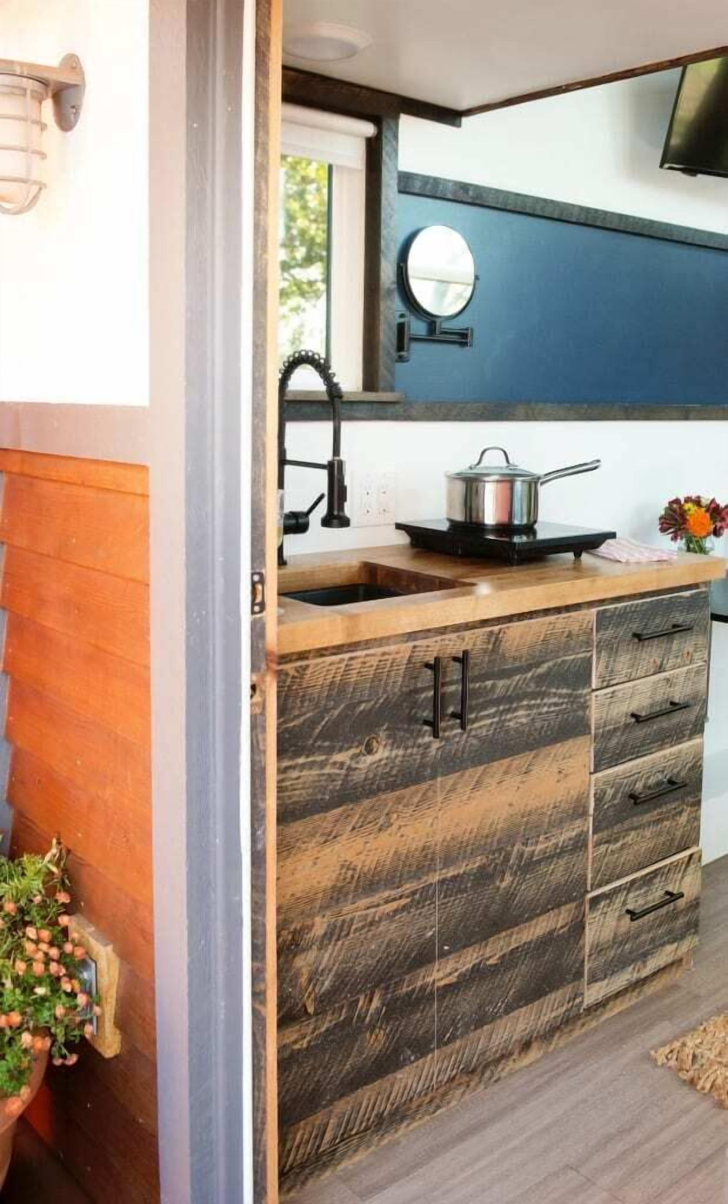 Mikrobølgeovn, kaffetrakter/tekoker og kjøkkenutstyr