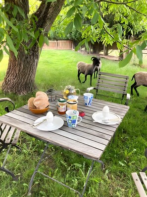 Outdoor dining - "Dachstudio - Schlamau19" Apartment with Shared Terrace and Shared Garden (Wiesenburg/Mark)