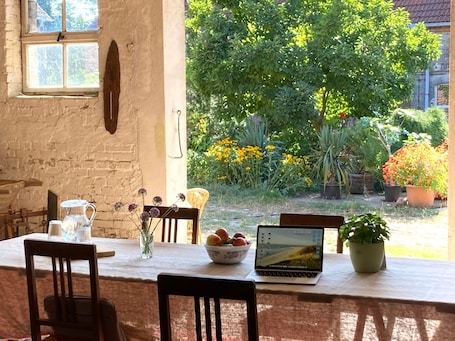 Outdoor dining. Dachstudio - Schlamau19 Apartment with Shared Terrace and Garden