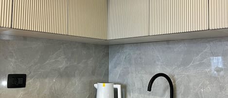 Fridge, stovetop, dishwasher