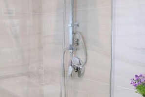 Ducha, secador de pelo, bidé y toallas