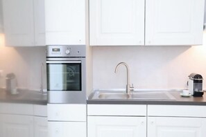 Een koelkast, een magnetron, een oven, een kookplaat