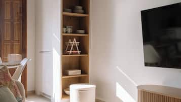 Een smart-tv en boeken