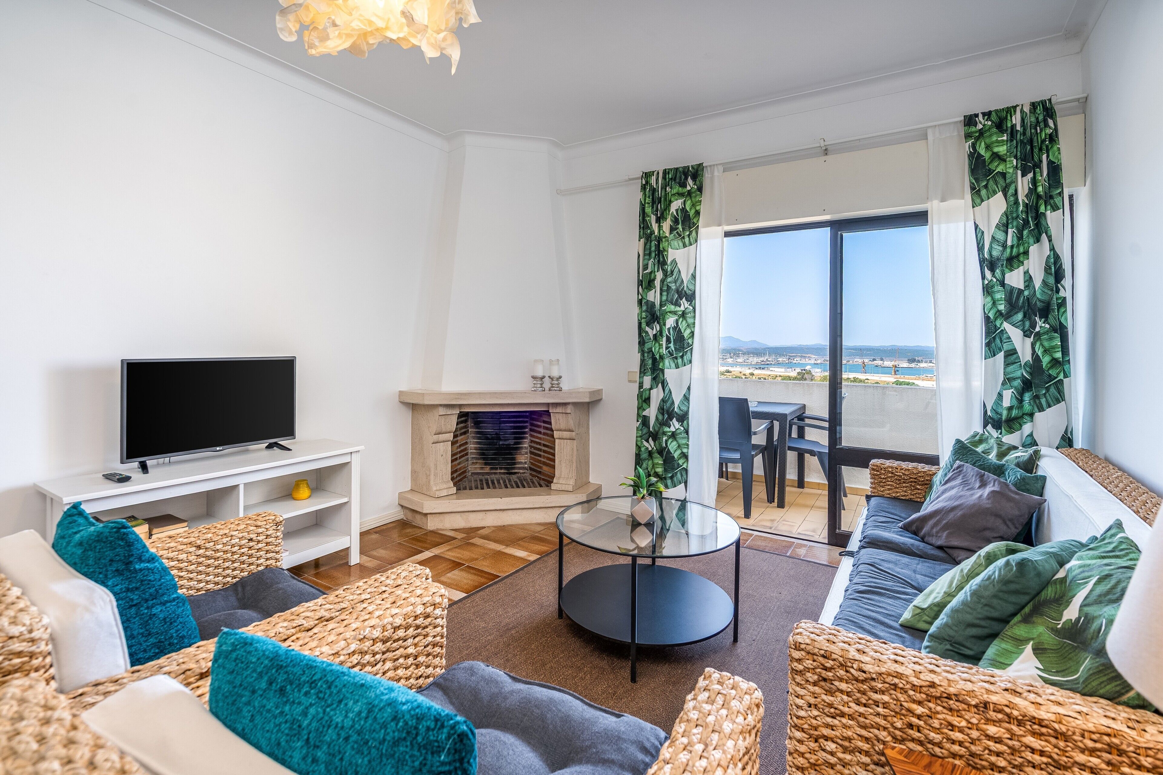 Televisión y chimenea 