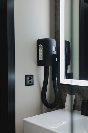 Dusche, Haartrockner, Handtücher