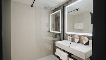 Deluxe Double Room, Balcony, Park View | Bathroom | Shower, hair dryer, towels