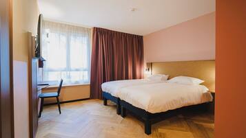 Ein Hotelzimmer mit einem Bett, einem Schreibtisch und einem Stuhl.